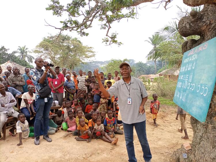 Koyekola kotanga lokota Iyansi na mboka Dwe 