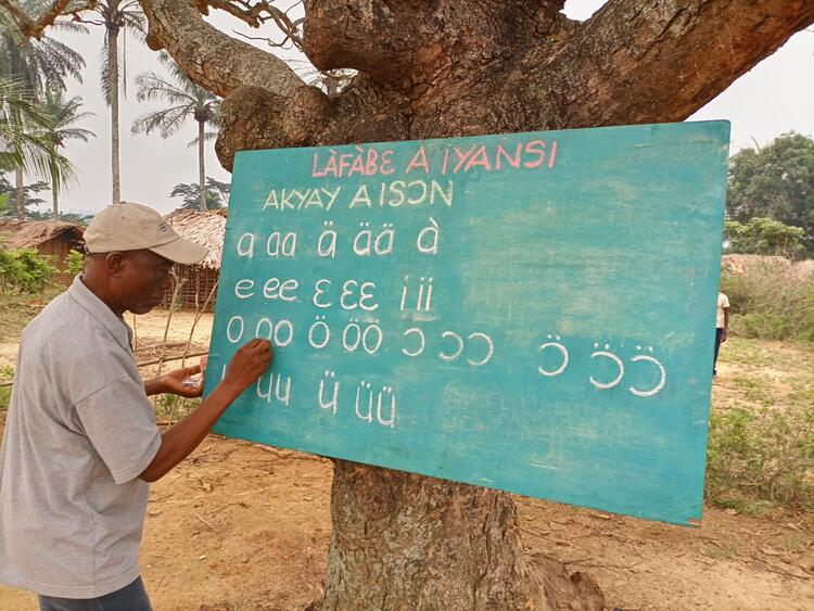 Aprentissage de l'alphabet Iyansi au secteur Dwe.jpg Aprentissage de l'alphabet Iyansi au secteur Dwe.jpg